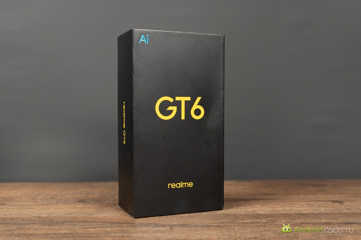 Обзор realme GT6. Коробка отличается то того, к чему нас приучил бренд. Фото.